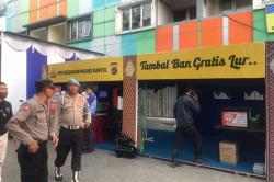 Petugas Siapkan Layanan Tambal Ban dan Cek Kesehatan Gratis di Pospam Druwo untuk Pemudik<