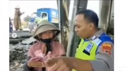 Viral Ibu Penyapu Koin Kena Prank Pemudik, Ambil Segepok Uang di Sungai Ternyata Palsu