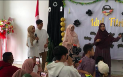 Lebaran Hari Pertama di Pesantren, Ria Ricis Bagi-Bagi THR untuk 50 Santri