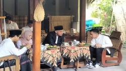 Ganjar Pranowo Sebut Peci Pemberian Megawati Hanya Dilepas saat Tidur<