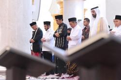 Momen Hangat Jokowi dan Ganjar Pranowo Salat Idulfitri di Masjid Sheikh Zayed  