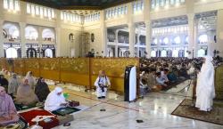 Salat Idul Fitri di Masjid Al Akbar, Gubernur Khofifah Jalan Kaki 500 Meter karena Jemaah Penuh