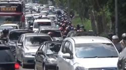 Jalan Menyempit, Ribuan Kendaraan Terjebak Macet di Pelintasan KA Jombang 