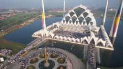 Belasan Ribu Warga Salat Id Bersama Ridwan Kamil di Masjid Al Jabbar<