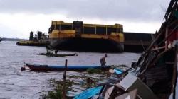 Kapal Tongkang Angkut Batu Bara Hantam Puluhan Rumah di Tapin