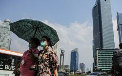 Potret Warga Jakarta Hadapi Cuaca Panas Hari Ini