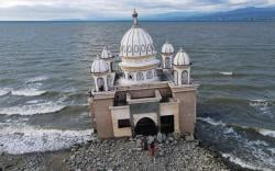 Wisatawan Luar Palu Berdatangan ke Masjid Terapung Bekas Bencana Tsunami