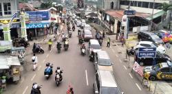  Arus Lalu Lintas Menuju Objek Wisata Tawangmangu Macet