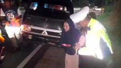 Aksi Heroik, Polisi Evakuasi Emak-Emak Kesakitan di Jalur Gentong Tasikmalaya<