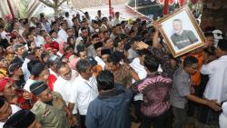 Ganjar Pranowo Open House di Tawangmangu, Sehari Berdiri dan Salami 6.000 Orang