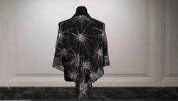 Inikah Jilbab Termahal di Dunia Bertabur 7.512 Kristal Swarovski, Berapa Harganya?