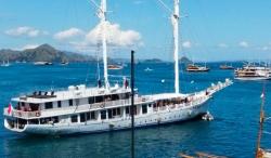 Libur Lebaran di Labuan Bajo, Presiden Jokowi Gendong Cucu La Lembah Manah Naik Kapal Pinisi<