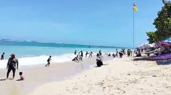 Tawarkan Pemandangan Indah, Pantai Pandawa Badung Ramai Pengunjung di Libur Lebaran