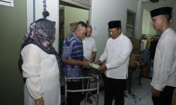 Pangdam V Brawijaya Mayjen TNI Farid Makruf Jenguk dan Santuni Prajurit TNI yang Sakit<
