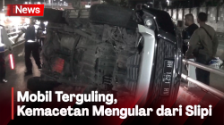 Pulang Mudik dari Jatim, Mobil Mewah Terguling di Tol Dalam Kota Arah Tangerang – Merak