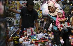 Anak-anak Berburu Mainan di Pasar Asemka usai Dapat THR Lebaran
