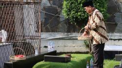 Momen Prabowo Ziarah ke Makam Ayahnya Soemitro Djojohadikusumo Sang Begawan Ekonomi