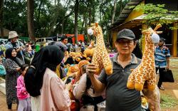 Pedagang Boneka di Ragunan Raup Cuan, Omzet Sehari Rp6 Juta