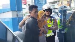 Viral Aksi Polisi Selamatkan Ibu Hamil Hendak Melahirkan yang Terjebak Kemacetan
