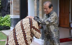 Prabowo Hormat-Cium Tangan Laksamana TNI (Purn) Widodo AS saat Silaturahmi