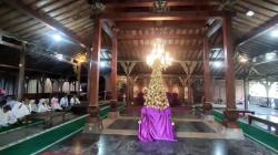 Melihat Tradisi Sungkeman di Keraton Amartabumi Kendal saat Idul Fitri