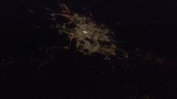 Masya Allah! Begini Kota Makkah dan Madinah Dilihat dari Luar Angkasa, Bercahaya dalam Gelap