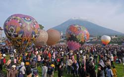 Puluhan Balon Udara Hiasi Langit di Lereng Gunung Sindoro Sumbing