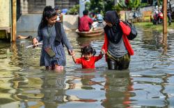 Sungai Citarum Meluap Rendam Kampung Bojongasih Kabupaten Bandung<