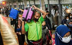 Pendapatan Porter Stasiun Meningkat saat Lebaran, Sehari Kantongi Rp300.000