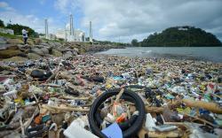 Sampah Menumpuk di Pantai Padang