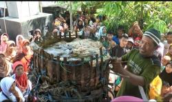 Tradisi Syawalan, Ratusan Warga di Pekalongan Berebut Lopis Raksasa  