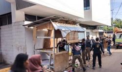 Satpol PP Semarang Bongkar Puluhan Lapak PKL Liar di Kompleks Pasar Kanjengan<