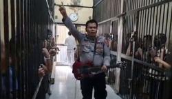 Sosok Aipda Brian Satria, Polisi yang Viral di Tiktok Hibur Tahanan saat Lebaran