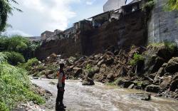 Tanah Longsor di Lereng Aliran Sungai Metro Malang, 15 Rumah Rusak