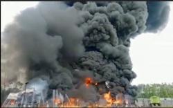 Kebakaran Gudang Solar Ilegal Terjadi Lagi di Sumsel, Jadi Tontonan Warga Muara Enim <