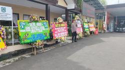Mapolres Cimahi Dibanjiri Karangan Bunga dari Berbagai Kalangan, Ini Isinya