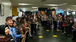 Penumpang Terakhir Arus Balik di Bandara Husein Bandung Disambut Musik Angklung TNI-Polri