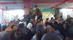  Perayaan Syawalan, Ribuan Warga Pekalongan Berebut Lopis Raksasa 2 Ton