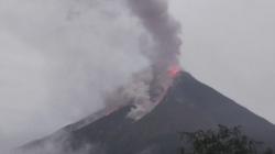 Luncuran Awan Panas Erupsi Gunung Karangetang Ancam 3 Desa di Sitaro