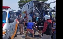Kecelakaan di Pantura Subang Hari Ini, Bus Sinar Jaya Tabrak Truk 2 Luka-Luka<