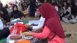 Tradisi Lebaran Ketupat, Ratusan Warga Kampung Jawa Padati Pantai Sanur Bali <