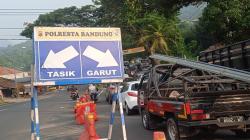 Kendaraan Macet di Cagak Nagreg Bandung, Sopir Matikan Mesin dan Ngopi di Bahu Jalan<