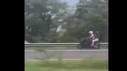 Viral Polisi Antar Pemudik Tertinggal Pakai Motor di Tol Cipali Majalengka<