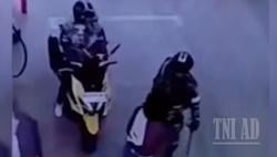 Viral Aksi Prajurit TNI Ringkus Pria Ngamuk Bawa Mandau di SPBU 