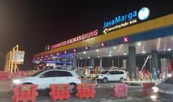 Kembali Terapkan One Way, Gerbang Tol Kalikangkung Semarang Terpantau Lancar<