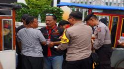 Hari Buruh Sedunia di Karawang Diwarnai Bagi-bagi Bingkisan dan Jajan Bareng<