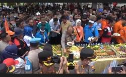Massa Buruh di Palembang Disambut Pemotongan Tumpeng, Aksi Berakhir Tertib 