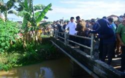 Kunjungi Lokasi Banjir di OKU, Gubernur Sumsel Janjikan Normalisasi Saluran Induk <