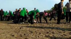 Usai Libur Lebaran, Petugas Gabungan Sterilisasi Sampah di Pantai Pangandaran<
