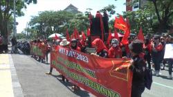 Peringatan May Day, Ratusan Buruh Demo di Kantor Gubernur Jateng